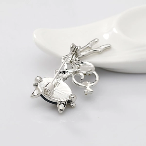 Broche renard argentée en nacre, vue arrière avec épingle de sécurité et fermoir pivotant