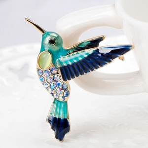 Modische Kolibri-Brosche mit Flügeln aus Emaille-Verlauf und bunten Kristall-Details
