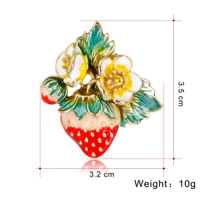 Broche fraise tendance en émail rouge et feuilles vertes, dimensions 3,5 cm x 3,2 cm