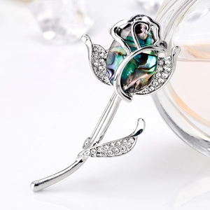 Broche rose élégante en alliage argenté avec incrustation d'abalone et cristaux