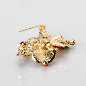 Achteraanzicht van retro gouden kerstbel-broche met veiligheidsspeld en metaaltextuur