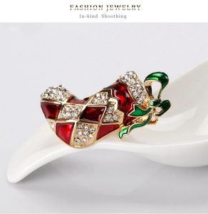 Détail de la broche botte de Noël avec émail rouge et strass brillants sertis