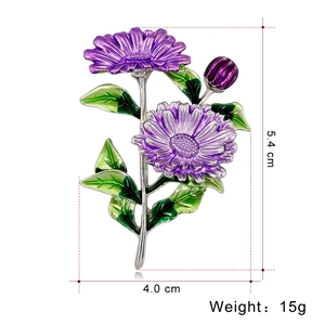 Elegante spilla a margherita viola con foglie verdi e dimensioni di 5,4 cm per 4,0 cm