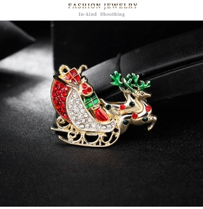 Détail macro d'une broche traîneau de Noël avec strass et accents en émail coloré