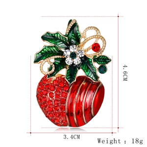Kerstbroche met rode kristallen appel en hulstblaadjes, afmeting 4,6 cm bij 3,4 cm