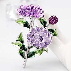 Elegante spilla a margherita viola con foglie in smalto verde su base in metallo