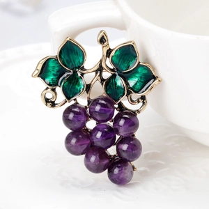 Spilla vintage a uva dorata con perle viola e foglie di smalto verde per donne