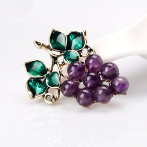 Elegante spilla a uva viola con foglie in smalto verde e metallo dorato vintage