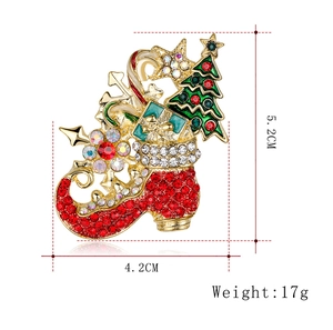 Vista dettagliata della spilla stivale di Natale con strass e misure di 5,2 cm per 4,2 cm