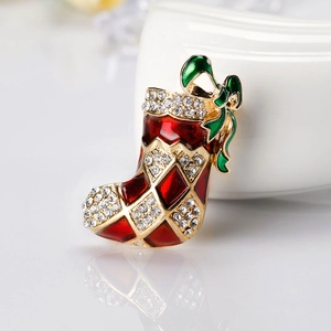 Broche de botte de Noël élégante avec émail rouge et cristaux sur base dorée