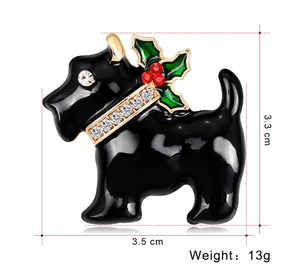 Vue détaillée de la broche chien en émail avec strass et détails festifs de houx de Noël