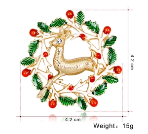 Détail d'une broche couronne de Noël avec renne doré et marques de dimension montrant 4,2 cm