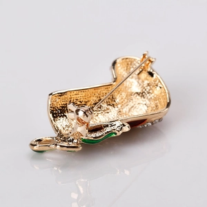 Gouden kerstlaars broche met rood en groen emaille en sprankelende kristallen