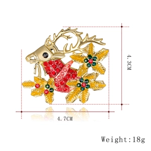 Gouden kerstrendierbroche met rode en groene strass-steentjes, 4,7 cm bij 4,3 cm groot