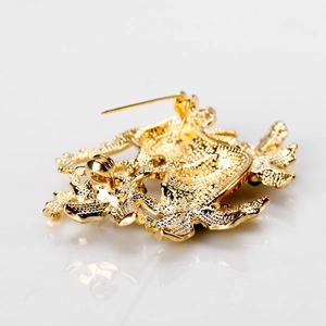 Detail van de gouden metalen achterkant en veiligheidsspeldsluiting op de kerstbroche