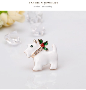 Détail de la broche chien de Noël en émail blanc avec accents de collier en strass