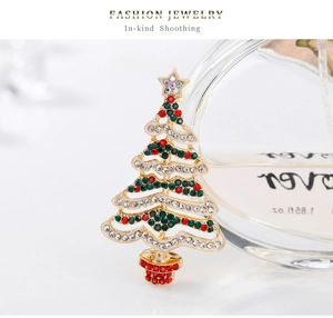 Dettaglio di una spilla ad albero di Natale in lega d'oro con strass colorati