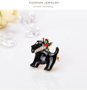 Détail de la broche chien Scottie en émail noir avec un collier en cristaux brillants
