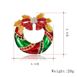 Detailweergave van de emaille kerstkrans broche met strasstenen en een maat van 4,1 cm