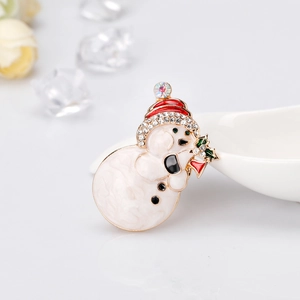 Detailansicht der Schneemann-Weihnachtsbrosche mit Emaille und glitzernden Strasssteinen