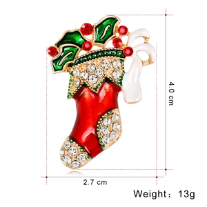 Detailansicht der Weihnachtssocken-Brosche mit roter Emaille und funkelnden Kristallen