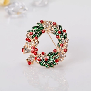 Exquisite Christmas wreath brooch with colorful rhinestones on a gold alloy base