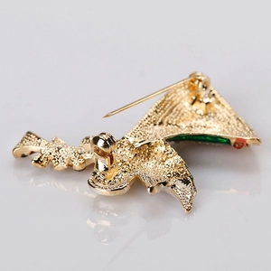 Achteraanzicht van een gouden kerstengel broche met emaille en veiligheidsspeld sluiting