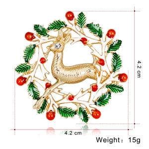 Weihnachts-Rentier-Emaille-Brosche mit Stechpalmenkranz-Design und Größenangaben