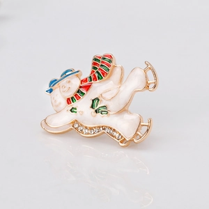 Detailaufnahme einer Weihnachts-Schneemann-Brosche mit Emaille und funkelnden Kristallen