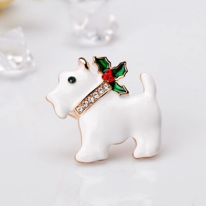 Broche chien Scottie de Noël en émail blanc avec strass et décor de houx festif