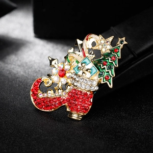 Spilla a stivale natalizio con strass colorati e regali su elegante supporto nero