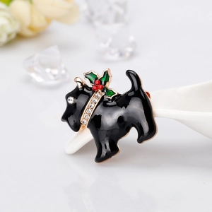 Broche chien Scottie de Noël en émail noir avec feuilles de houx et strass rouges brillants