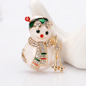 Funkelnde Weihnachts-Schneemann-Brosche mit Strass und Skiausrüstung auf weißem Sockel