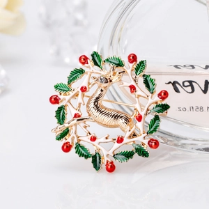Broche de renne de Noël avec feuilles de houx vertes et baies rouges en alliage doré