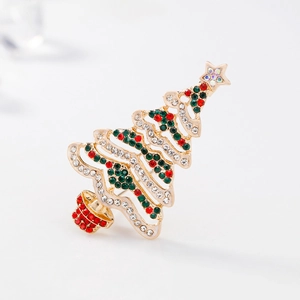 Spilla albero di Natale scintillante con strass colorati su sfondo bianco puro