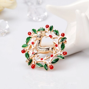 Weihnachts-Rentier-Brosche mit grünen Emaille-Blättern und roten Beeren im Kranz