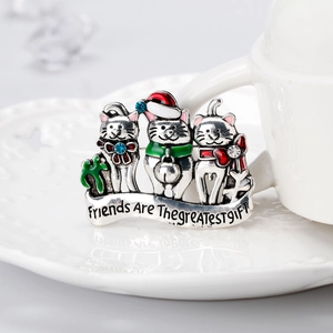 Weihnachtliche Brosche mit drei Katzen und Banner Friends Are The Greatest Gift