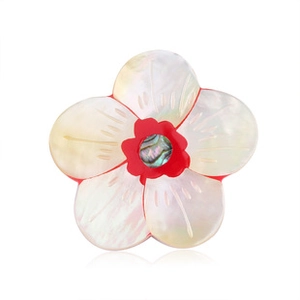 Dettaglio della spilla a fiore con centro in abalone naturale e petali in madreperla