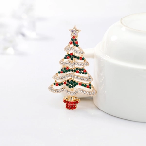 Elegante spilla a forma di albero di Natale dorata con strass colorati su tazza bianca