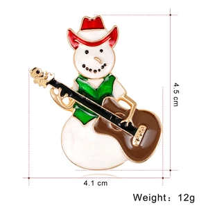 Detailansicht der Schneemann-Brosche mit rotem Cowboyhut und Gitarre inklusive Maßen