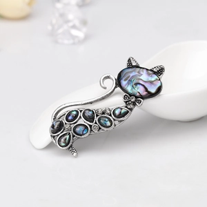 Broche chat en argent avec incrustation de coquille d'abalone et strass brillants