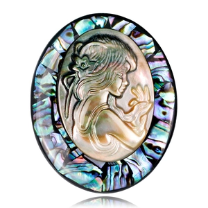 Elegante ovale schelpbroche met parelmoeren cameo en kleurrijke inleg van abalone