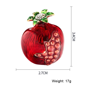 Dettaglio spilla melograno rosso con cristalli e dimensioni di 3,4 cm x 2,7 cm