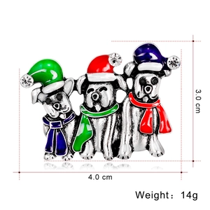 Detailansicht der Brosche mit drei Weihnachtshunden aus Emaille und Kristallen