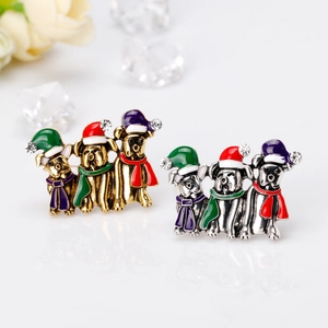 Weihnachtliche Hunde-Broschen in Gold und Silber mit Emaille-Hüten und bunten Schals