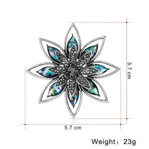 Elegante spilla a fiore argento con strass neri e petali in conchiglia colorata