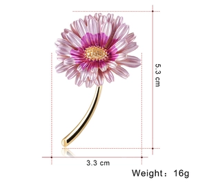 Dettaglio della spilla a margherita colorata con dimensioni 5,3 cm altezza e 3,3 cm larghezza