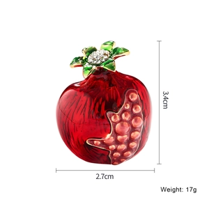 Spilla creativa a forma di melograno smaltato rosso con foglie verdi e cristalli brillanti