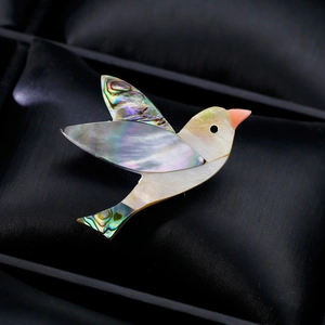 Broche oiseau exquise avec ailes en nacre d'abalone naturelle et corps en nacre blanche