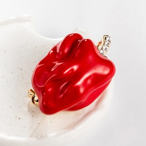 Broche piment rouge élégante avec strass brillants et détails de tige en métal doré